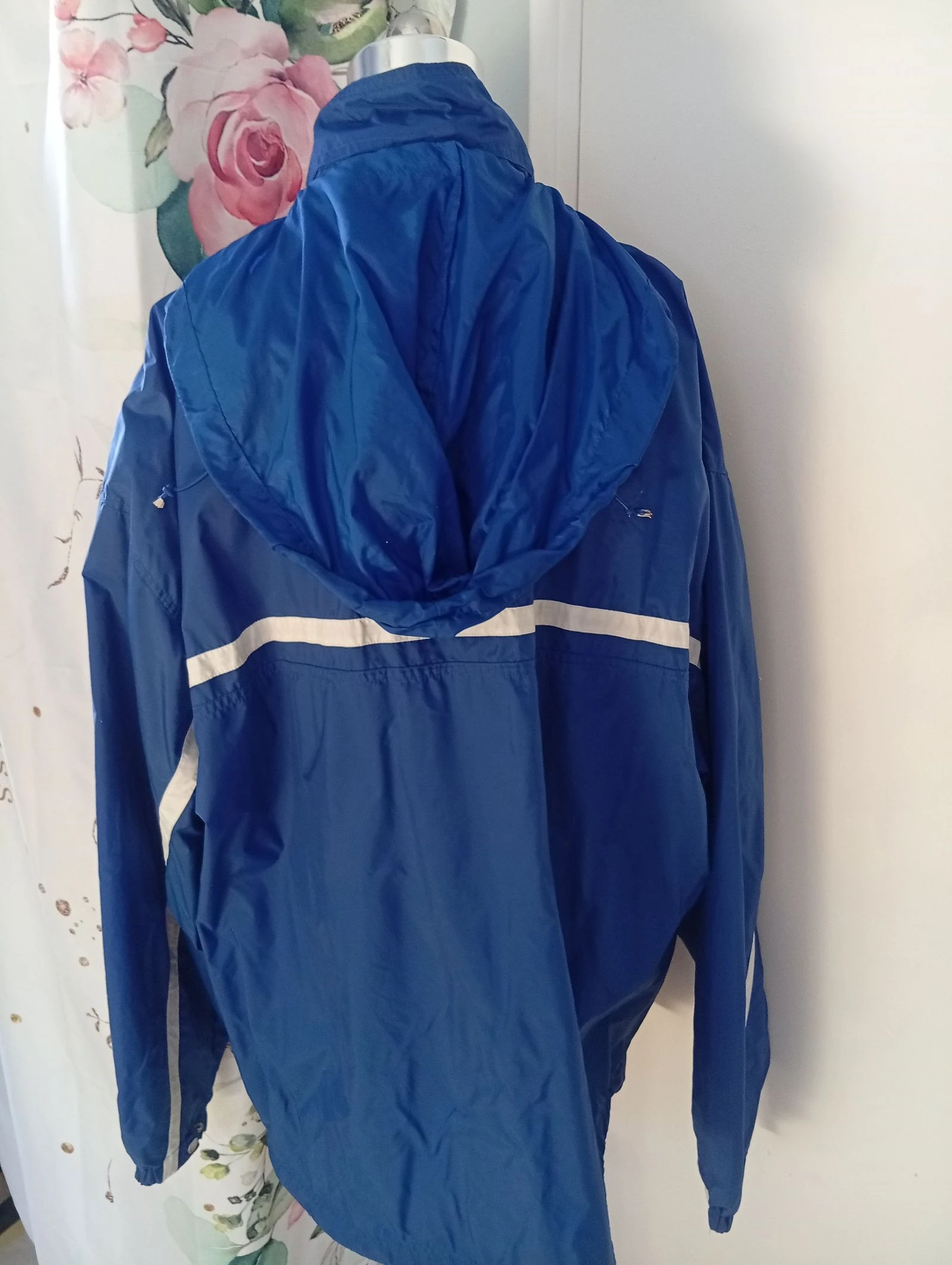 Chaqueta cortavientos con capucha, bolsillo interior y cordón de ajuste – photo 4